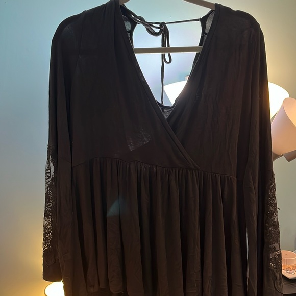 Flowy long sleeve blouse with a deep cut - Picture 2 of 2